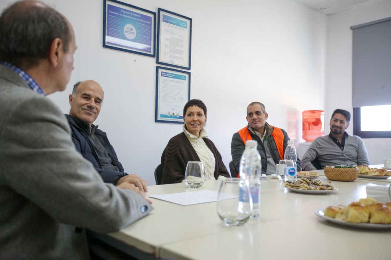 MAYRA LE ENTREGÓ EL CERTIFICADO DE HABILITACIÓN A LA EMPRESA CIMET OPTEL 