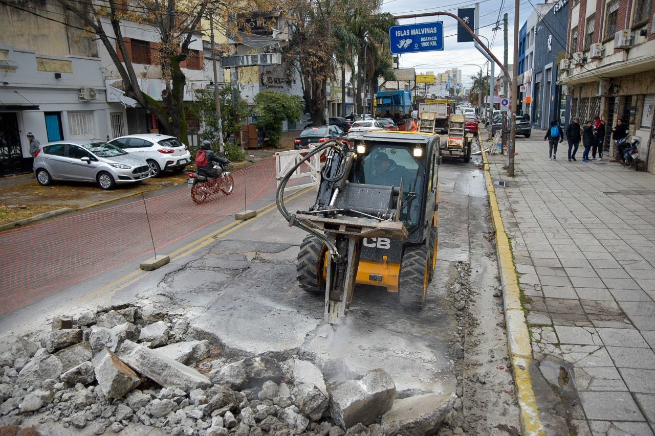 EL MUNICIPIO LLEVA ADELANTE TRABAJOS DE BACHEO EN EL CENTRO DE QUILMES