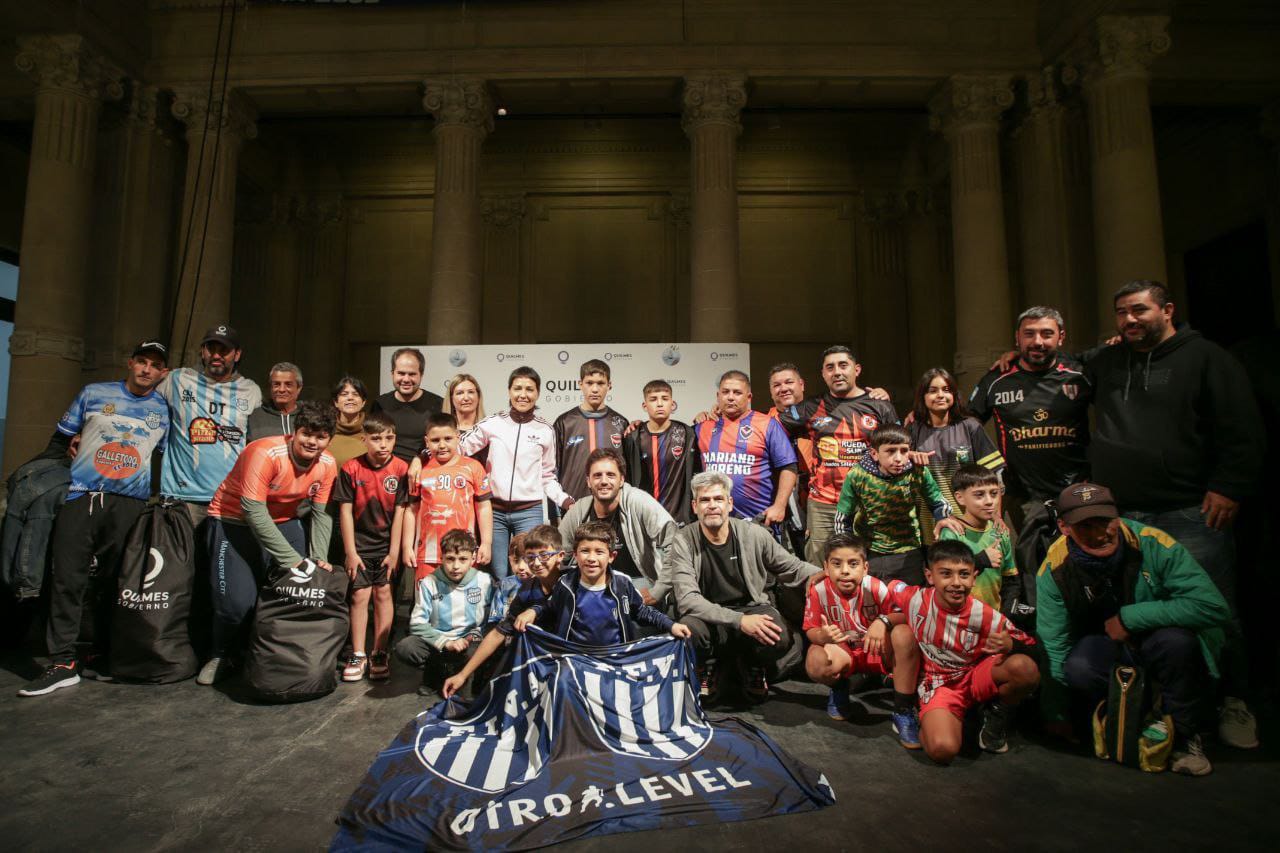 MAYRA ENTREGÓ BOLSONES DE MATERIAL DEPORTIVO A LOS CLUBES DE BARRIO
