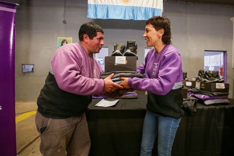 MAYRA ENTREGÓ INDUMENTARIA A TRABAJADORES DE SERVICIOS PÚBLICOS 
