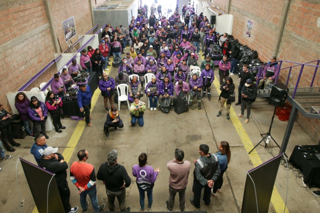 MAYRA ENTREGÓ INDUMENTARIA A TRABAJADORES DE SERVICIOS PÚBLICOS 