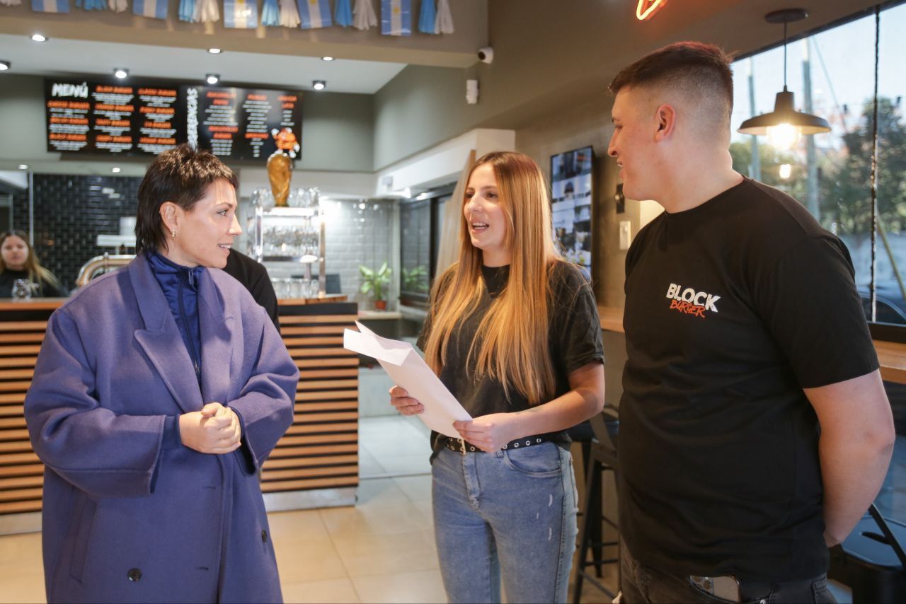MAYRA OTORGÓ LA HABILITACIÓN A LA NUEVA HAMBURGUESERÍA BLOCK BURGUER 