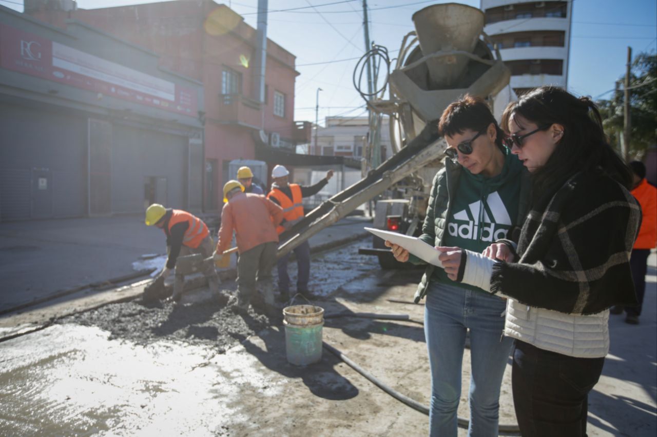 MAYRA SUPERVISÓ UNA DE LAS OBRAS DE BACHEO DE QUILMES CENTRO