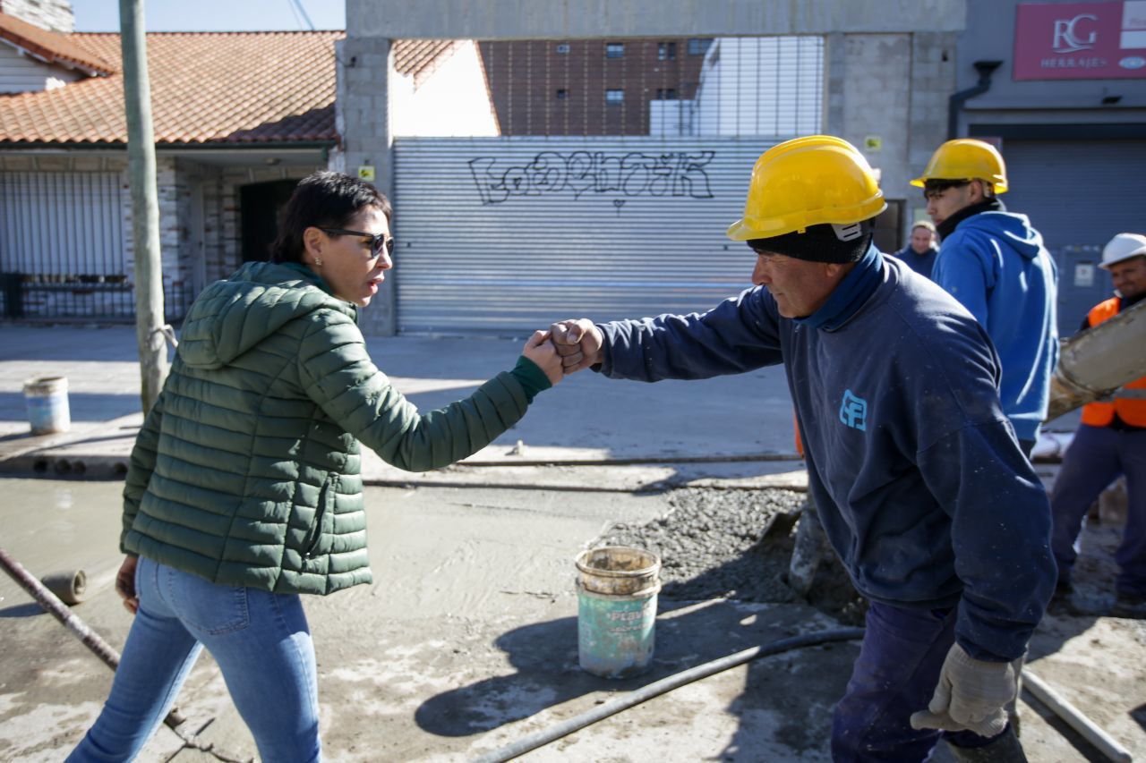 MAYRA SUPERVISÓ UNA DE LAS OBRAS DE BACHEO DE QUILMES CENTRO