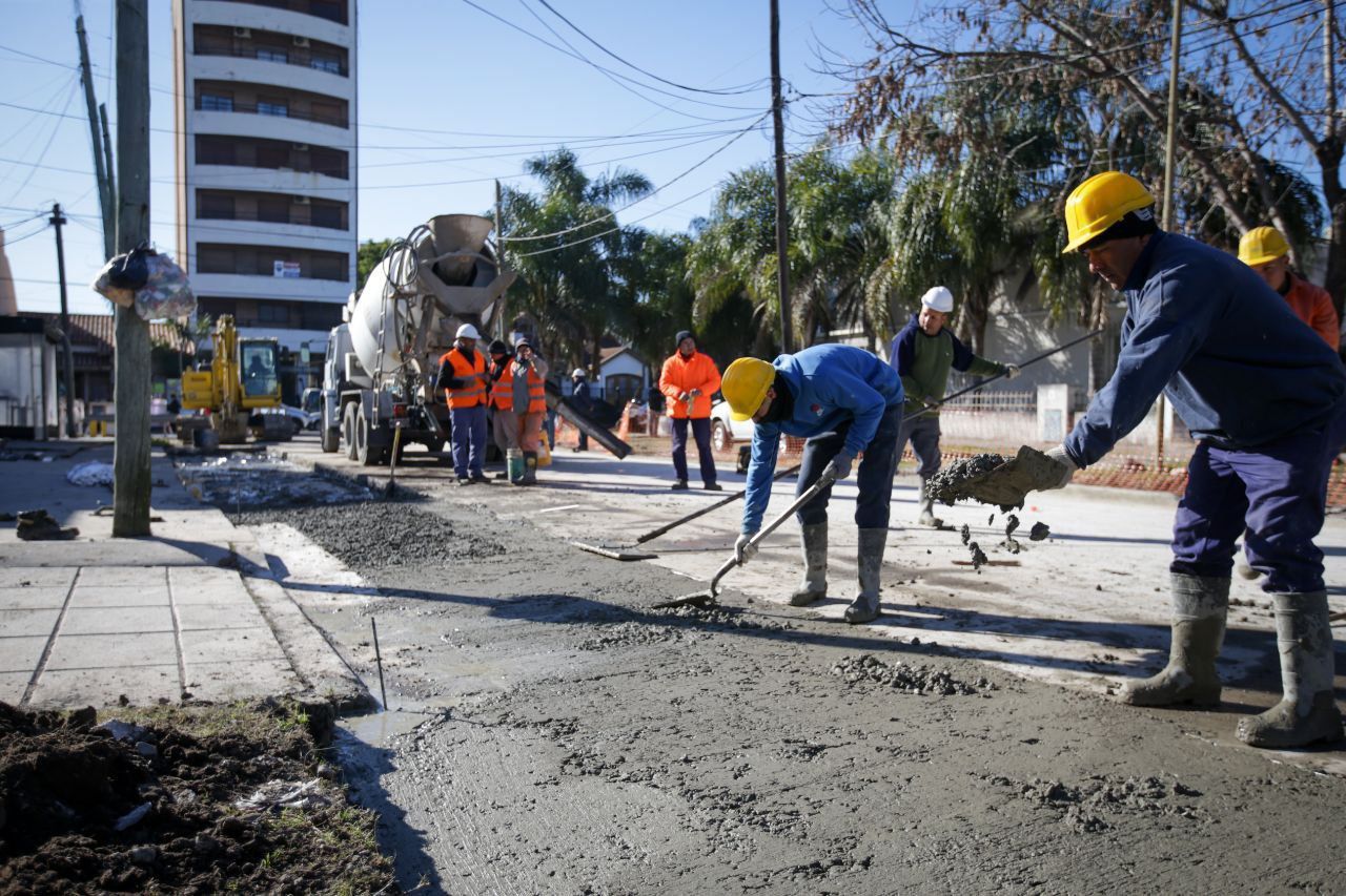 MAYRA SUPERVISÓ UNA DE LAS OBRAS DE BACHEO DE QUILMES CENTRO
