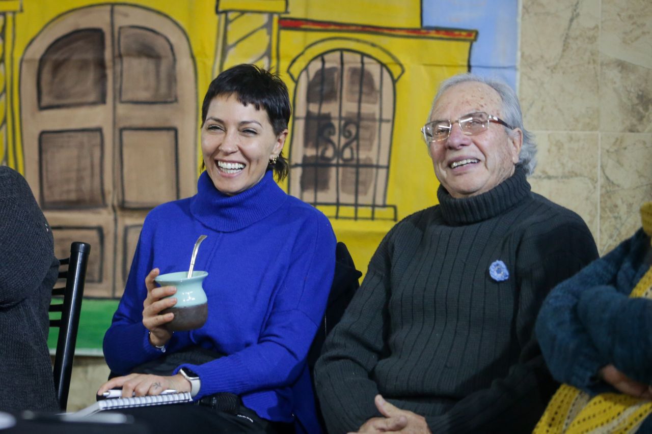 MAYRA JUNTO A VECINOS Y VECINAS EN EL CENTRO DE JUBILADOS GENERAL BELGRANO