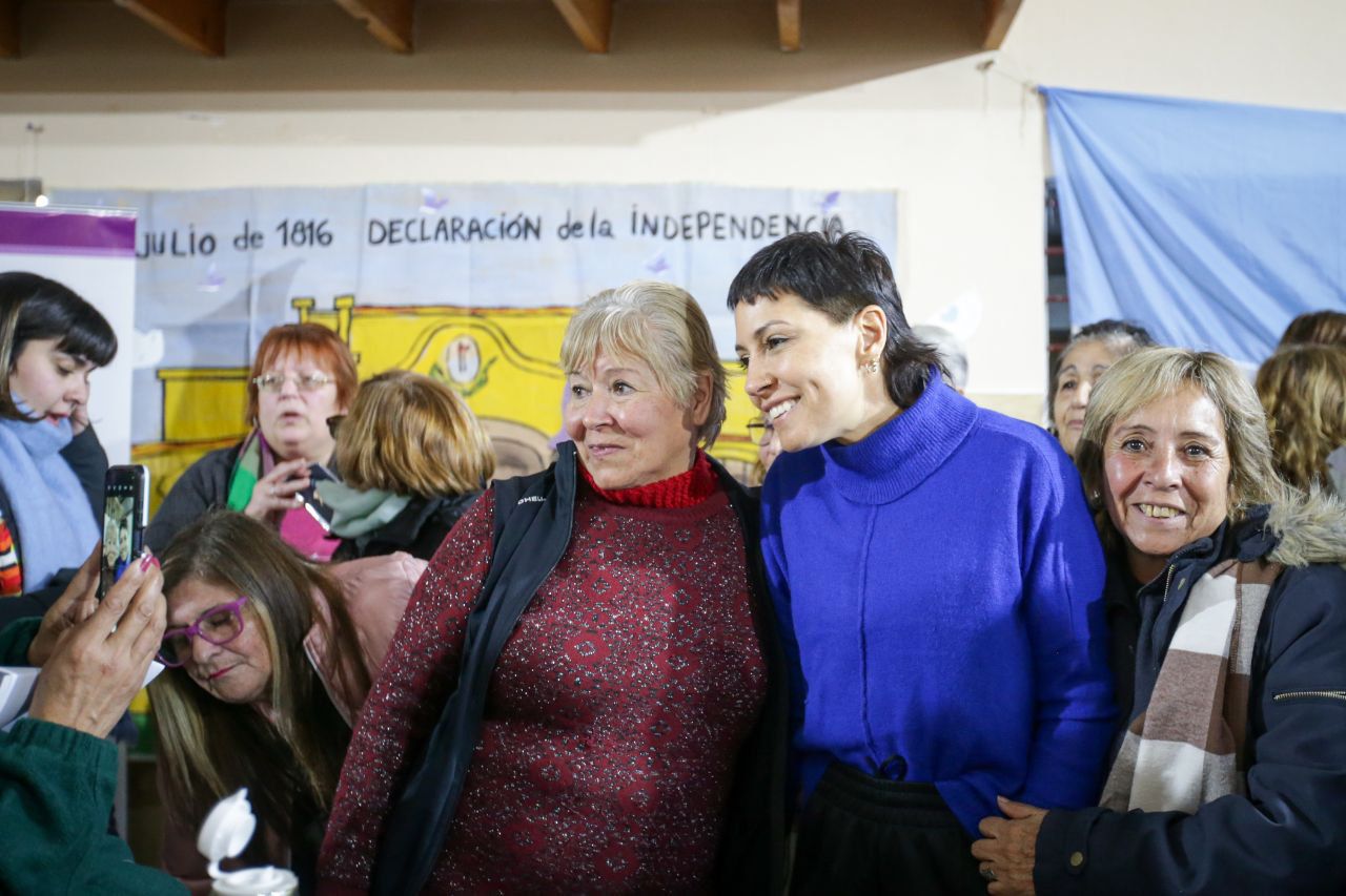 MAYRA JUNTO A VECINOS Y VECINAS EN EL CENTRO DE JUBILADOS GENERAL BELGRANO