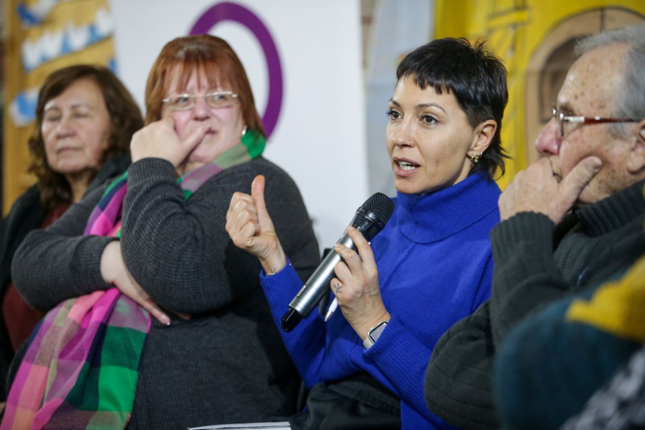 MAYRA JUNTO A VECINOS Y VECINAS EN EL CENTRO DE JUBILADOS GENERAL BELGRANO