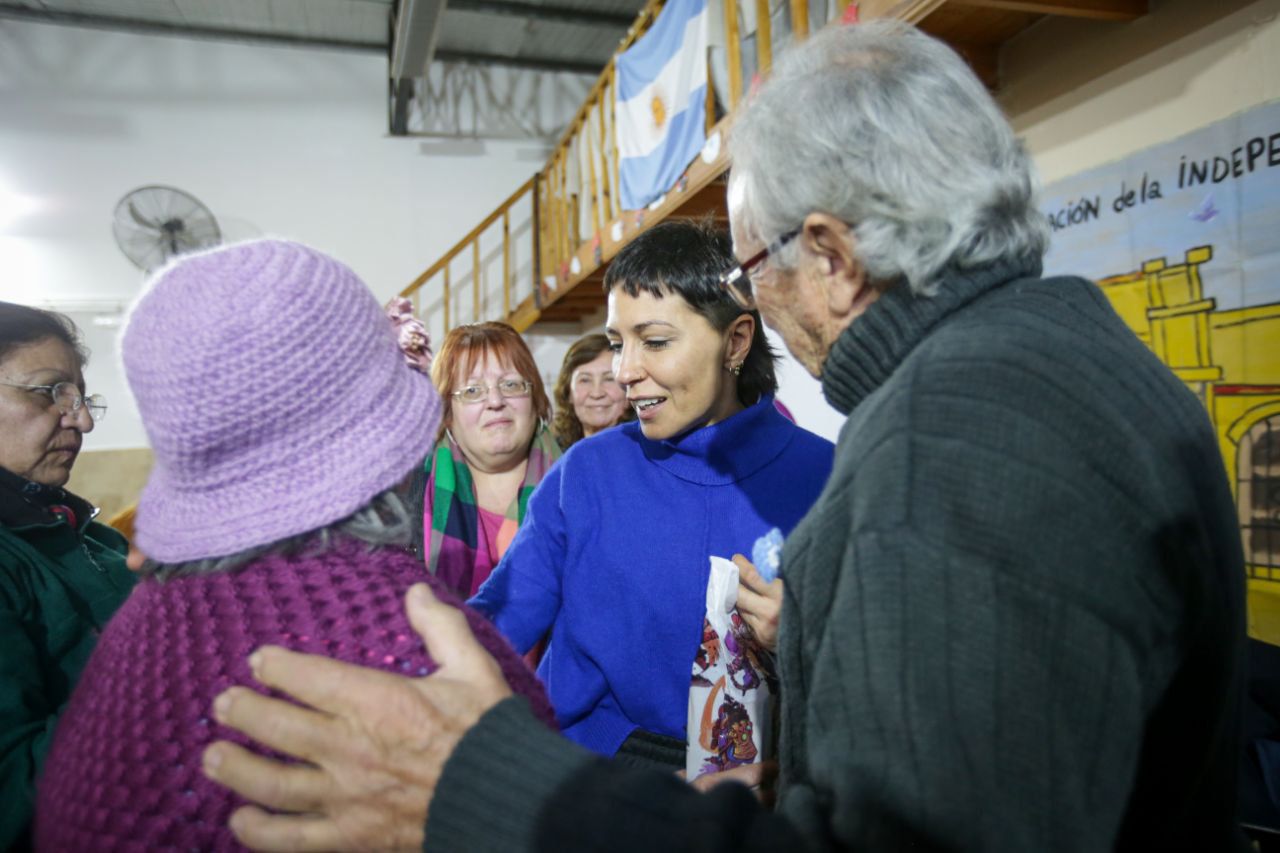 MAYRA JUNTO A VECINOS Y VECINAS EN EL CENTRO DE JUBILADOS GENERAL BELGRANO