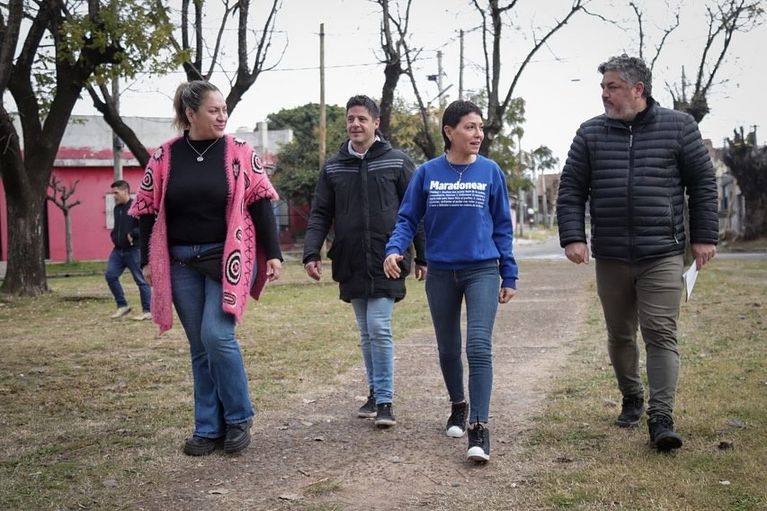 MAYRA SUPERVISÓ UN OPERATIVO DE LIMPIEZA Y LA INSTALACIÓN DE JUEGOS NUEVOS 