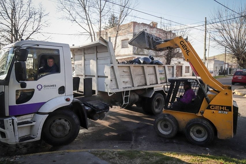 MAYRA SUPERVISÓ UN OPERATIVO DE LIMPIEZA Y LA INSTALACIÓN DE JUEGOS NUEVOS 