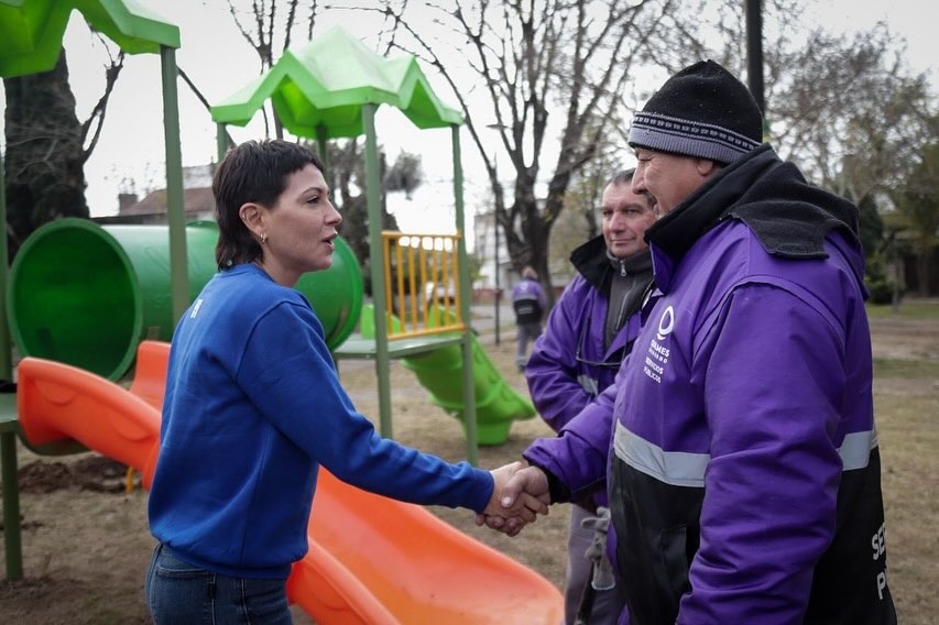 MAYRA SUPERVISÓ UN OPERATIVO DE LIMPIEZA Y LA INSTALACIÓN DE JUEGOS NUEVOS 