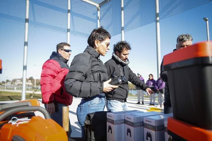 MAYRA ENTREGÓ HERRAMIENTAS DE TRABAJO  A  DEFENSA CIVIL Y GUARDAVIDAS