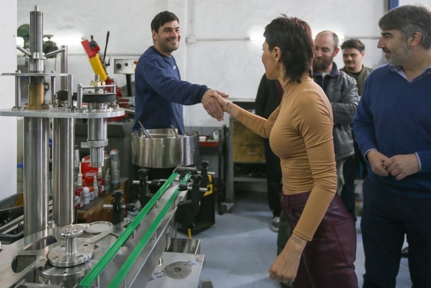 MAYRA LE ENTREGÓ EL CERTIFICADO DE APTITUD AMBIENTAL A TOSCANA 