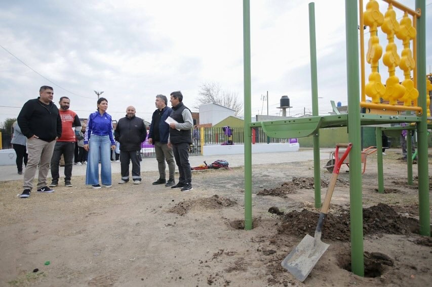 MAYRA SUPERVISÓ LA INSTALACIÓN DE NUEVOS JUEGOS EN LA PLAZA SOLDADO DÍAZ