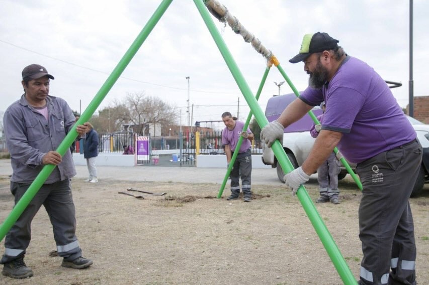 MAYRA SUPERVISÓ LA INSTALACIÓN DE NUEVOS JUEGOS EN LA PLAZA SOLDADO DÍAZ