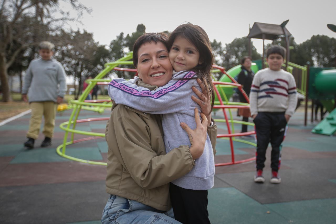 MAYRA Y CUATTROMO INAUGURARON NUEVOS JUEGOS EN LA PLAZA HÉROES DE MALVINAS