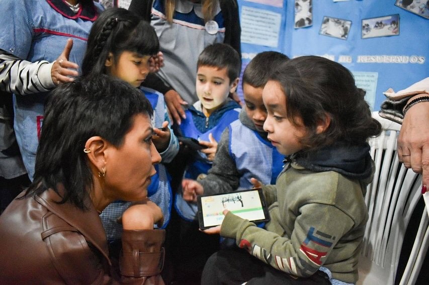 MAYRA RECORRIÓ LA FERIA REGIONAL DE EDUCACIÓN, ARTES, CIENCIAS Y TECNOLOGÍA