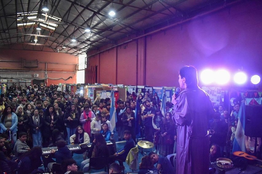 MAYRA RECORRIÓ LA FERIA REGIONAL DE EDUCACIÓN, ARTES, CIENCIAS Y TECNOLOGÍA