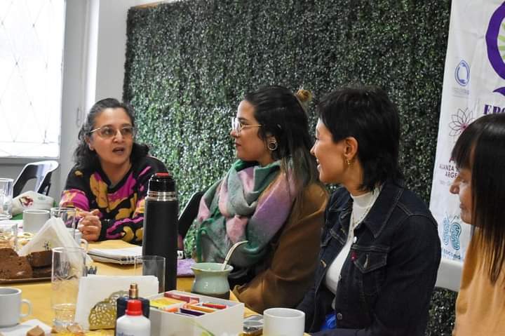 MAYRA EN UNA REUNIÓN DE TRABAJO CON LA MESA DE ENFERMEDADES POCO FRECUENTES