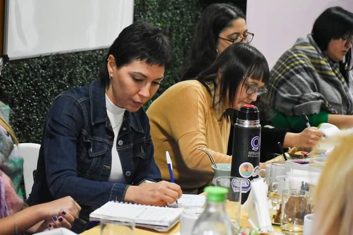 MAYRA EN UNA REUNIÓN DE TRABAJO CON LA MESA DE ENFERMEDADES POCO FRECUENTES