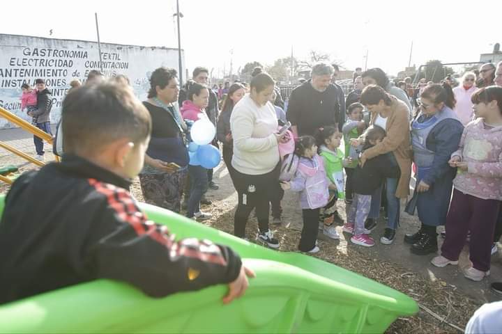 MAYRA INAUGURÓ LOS NUEVOS JUEGOS DE LA PLAZA “SOLDADO DÍAZ” DE SOLANO 