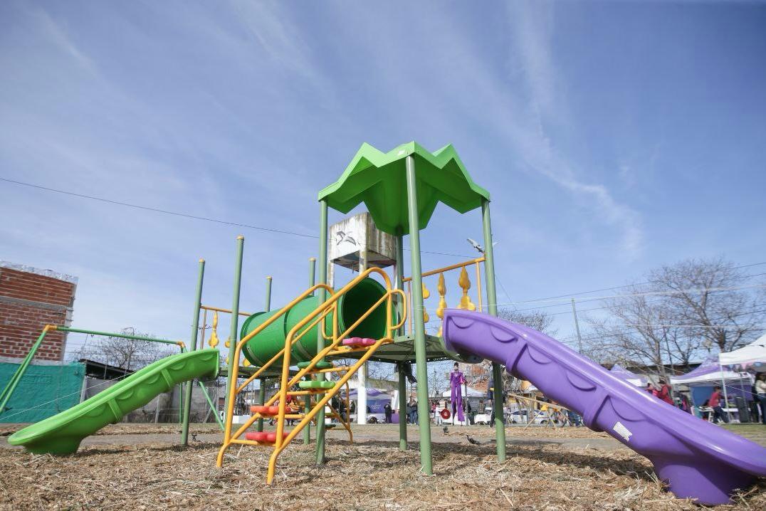 MAYRA INAUGURÓ LOS NUEVOS JUEGOS DE LA PLAZA “SOLDADO DÍAZ” DE SOLANO 