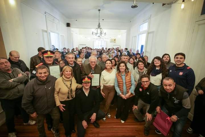 MAYRA CON INSTITUCIONES DE BERNAL EN EL 64º ANIVERSARIO DE LA CIUDAD