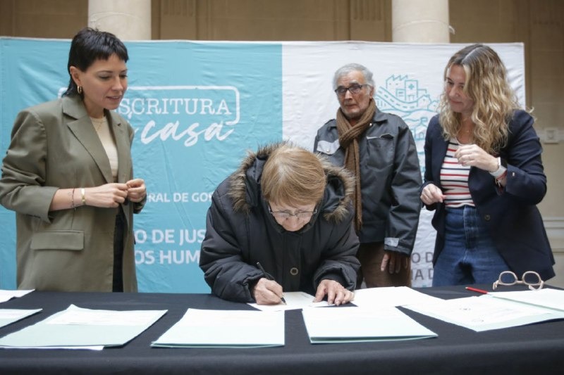 MAYRA ENCABEZÓ LA FIRMA DE 87 ESCRITURAS PARA VECINOS DEL DISTRITO