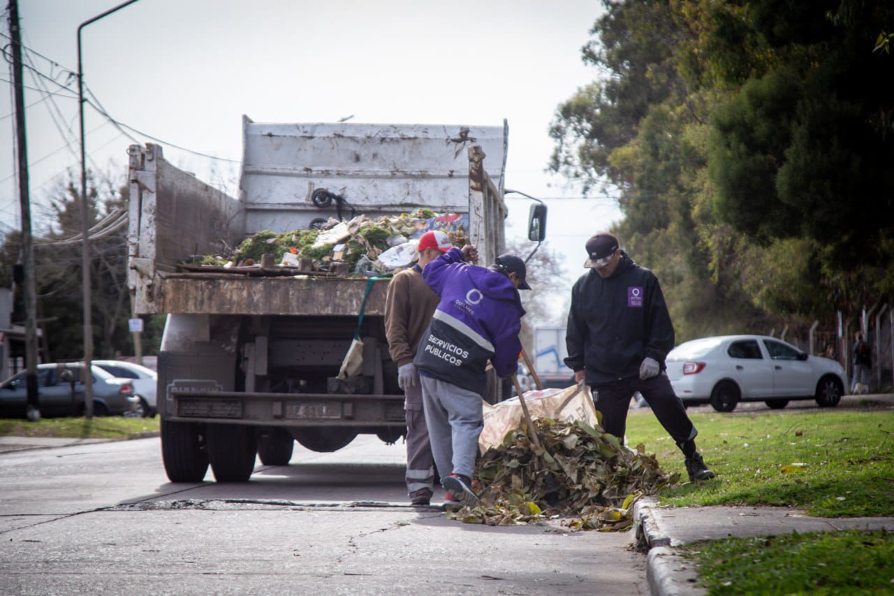 INTENSO OPERATIVO DE LIMPIEZA INTEGRAL EN QUILMES OESTE Y SOLANO