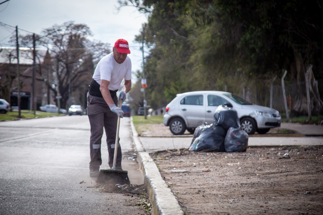 INTENSO OPERATIVO DE LIMPIEZA INTEGRAL EN QUILMES OESTE Y SOLANO