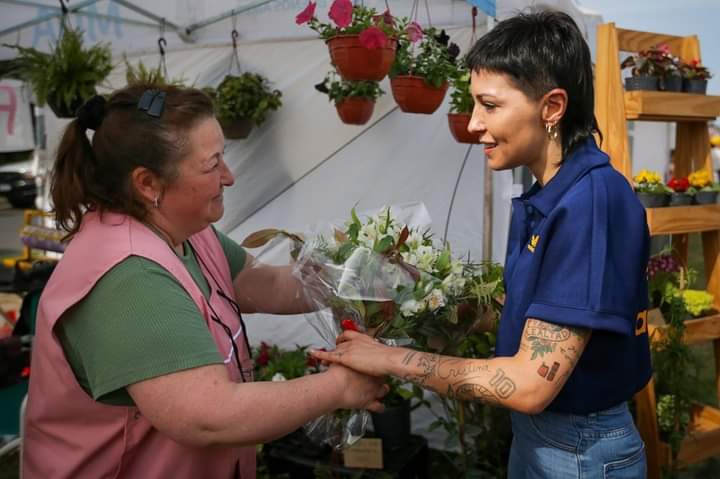 MAYRA JUNTO A VECINOS EN DISTINTAS ACTIVIDADES POR EL DÍA DE LA PRIMAVERA