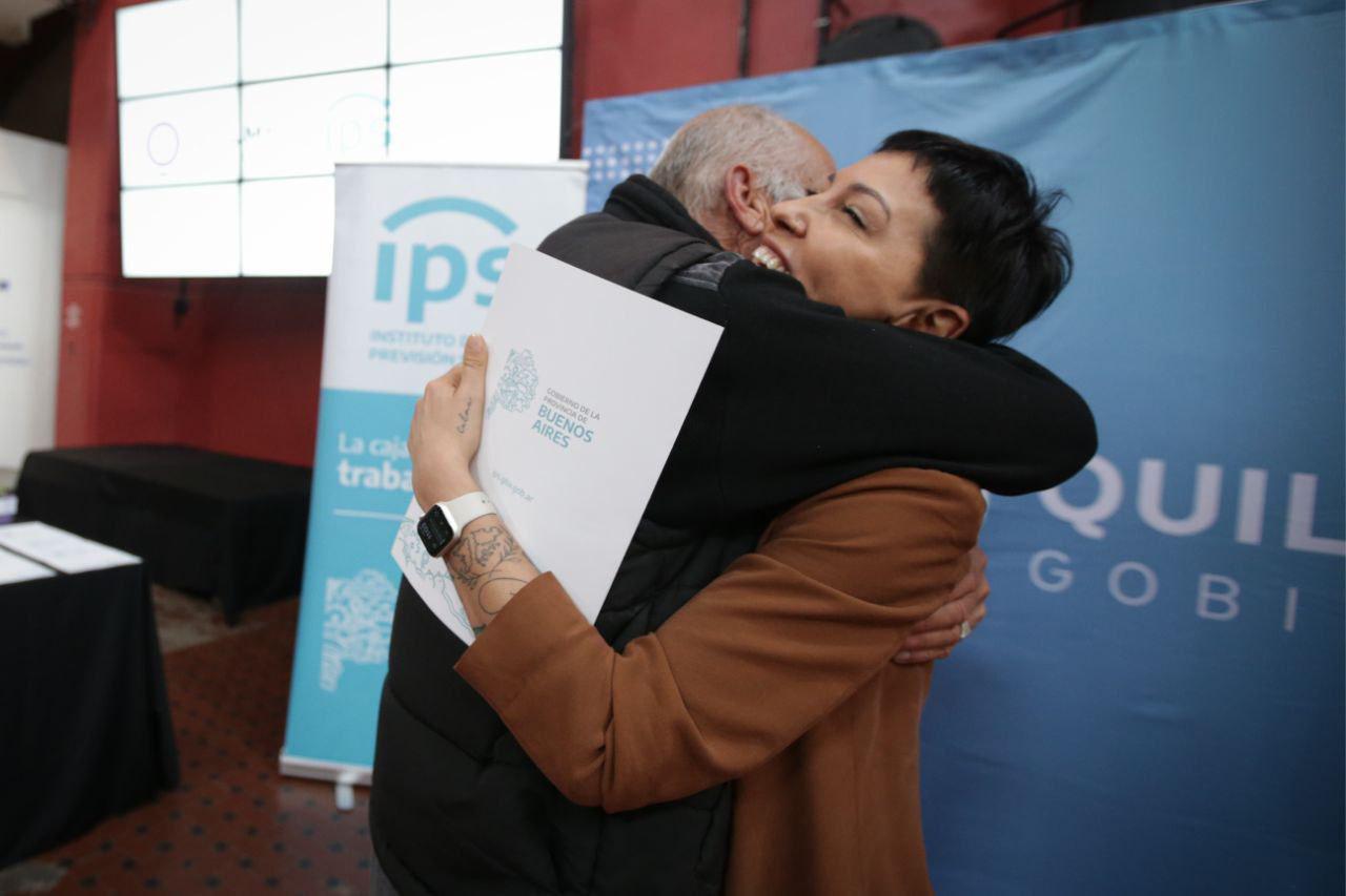 MAYRA ENTREGÓ MÁS DE 20 RESOLUCIONES A JUBILADOS Y PENSIONADOS DEL IPS