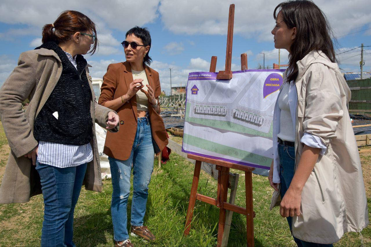 MAYRA Y SILVINA BATAKIS SUPERVISARON LA OBRA DE 28 VIVIENDAS EN LA ODISEA 