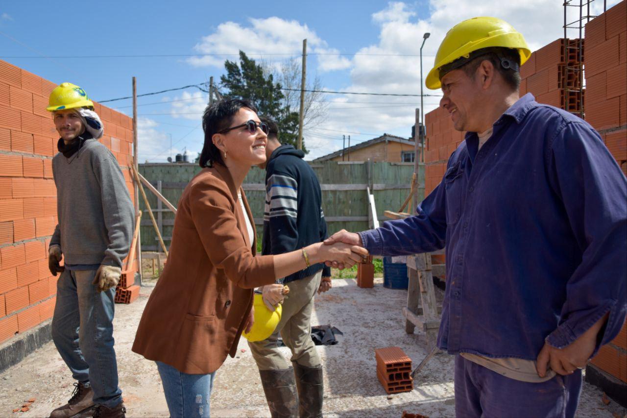 MAYRA Y SILVINA BATAKIS SUPERVISARON LA OBRA DE 28 VIVIENDAS EN LA ODISEA 