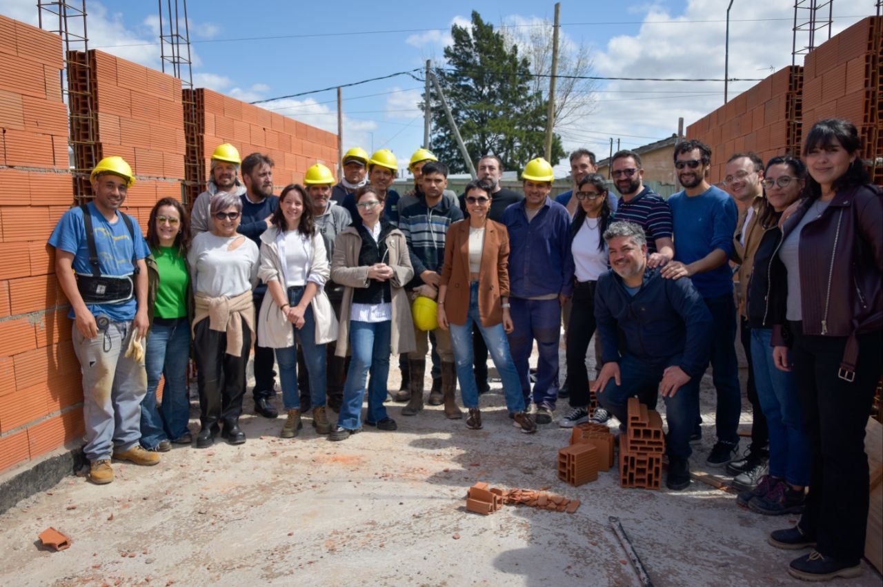 MAYRA Y SILVINA BATAKIS SUPERVISARON LA OBRA DE 28 VIVIENDAS EN LA ODISEA 