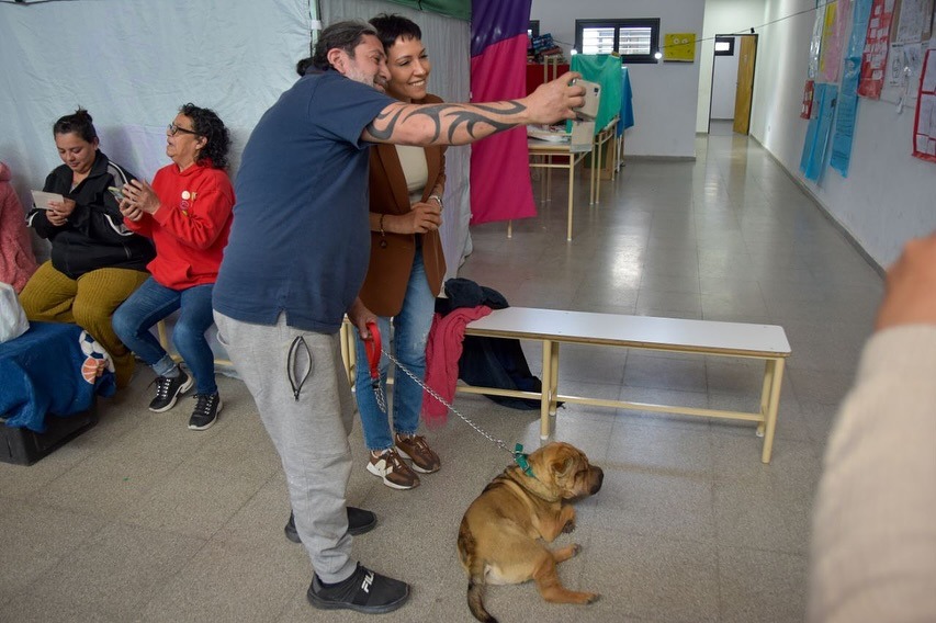 MAYRA JUNTO A VECINOS EN UN MEGAOPERATIVO DE CASTRACIÓN DE ANIMALES
