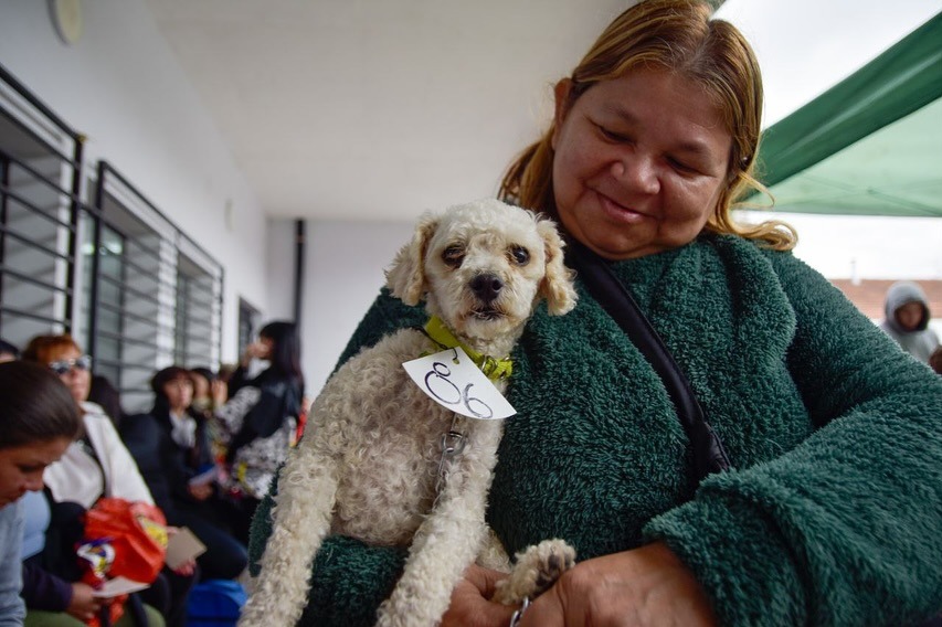 MAYRA JUNTO A VECINOS EN UN MEGAOPERATIVO DE CASTRACIÓN DE ANIMALES