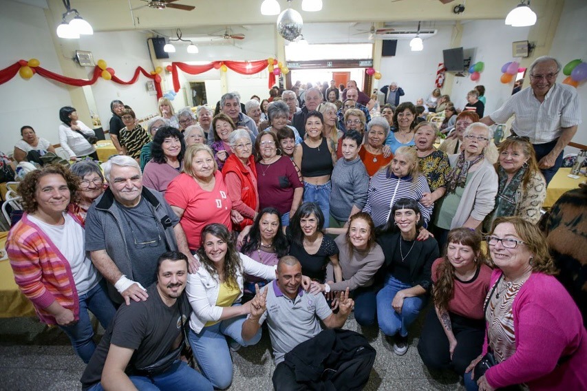 MAYRA COMPARTIÓ UN DESAYUNO CON MÁS DE 100 PERSONAS MAYORES DEL DISTRITO