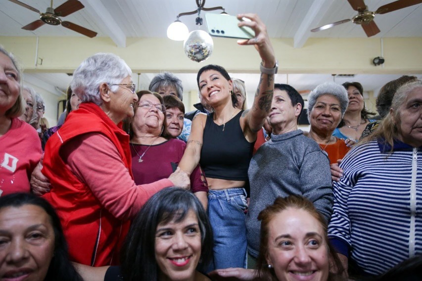 MAYRA COMPARTIÓ UN DESAYUNO CON MÁS DE 100 PERSONAS MAYORES DEL DISTRITO