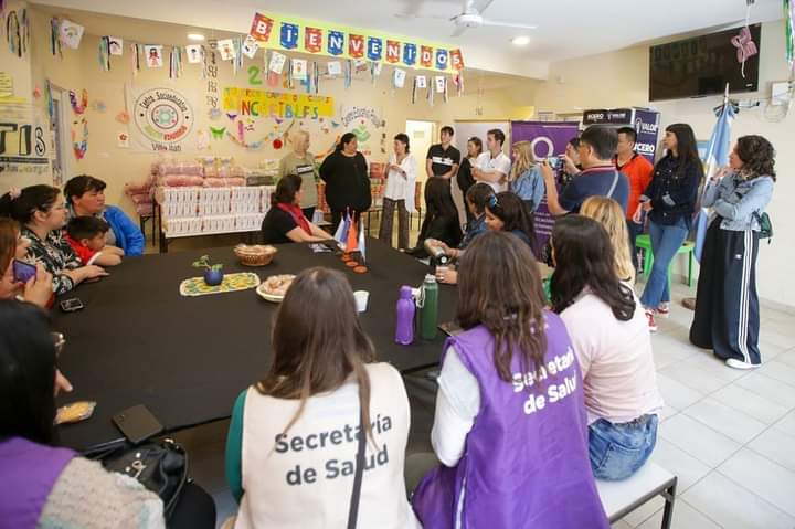 MAYRA EN LA ENTREGA DE DONACIONES DE SUPERMERCADISTAS CHINOS EN QUILMES