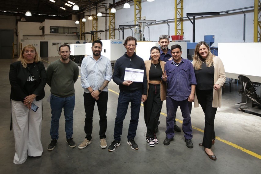 MAYRA ENTREGÓ CERTIFICADO DE HABILITACIÓN INDUSTRIAL A LA EMPRESA VERPLAST