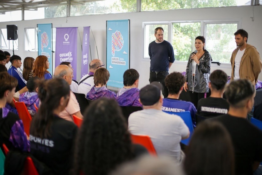 MAYRA JUNTO A LOS DEPORTISTAS QUE REPRESENTARÁN A QUILMES