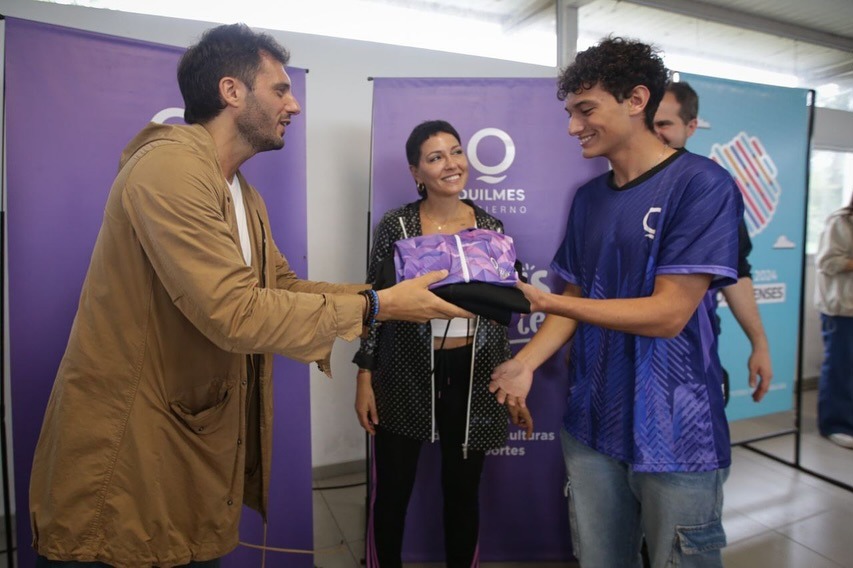 MAYRA JUNTO A LOS DEPORTISTAS QUE REPRESENTARÁN A QUILMES