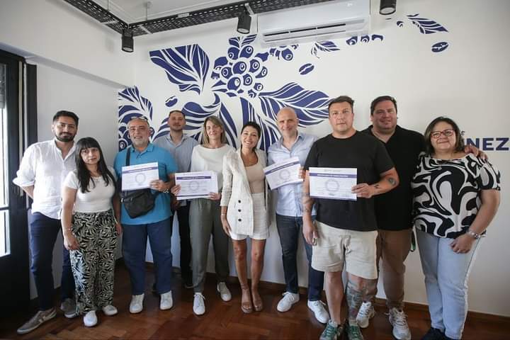 MAYRA ENTREGÓ EL CERTIFICADO DE HABILITACIÓN AL LOCAL CAFÉ MARTÍNEZ 