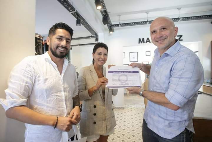 MAYRA ENTREGÓ EL CERTIFICADO DE HABILITACIÓN AL LOCAL CAFÉ MARTÍNEZ 