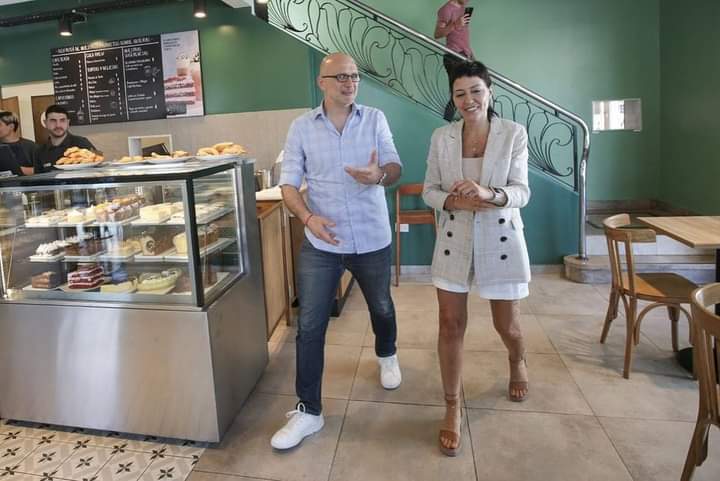 MAYRA ENTREGÓ EL CERTIFICADO DE HABILITACIÓN AL LOCAL CAFÉ MARTÍNEZ 