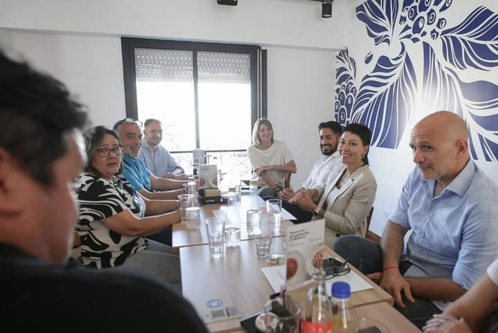 MAYRA ENTREGÓ EL CERTIFICADO DE HABILITACIÓN AL LOCAL CAFÉ MARTÍNEZ 