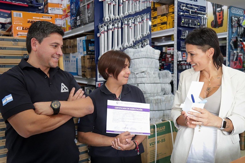 MAYRA ENTREGÓ EL CERTIFICADO DE HABILITACIÓN A DOS LOCALES DE EZPELETA