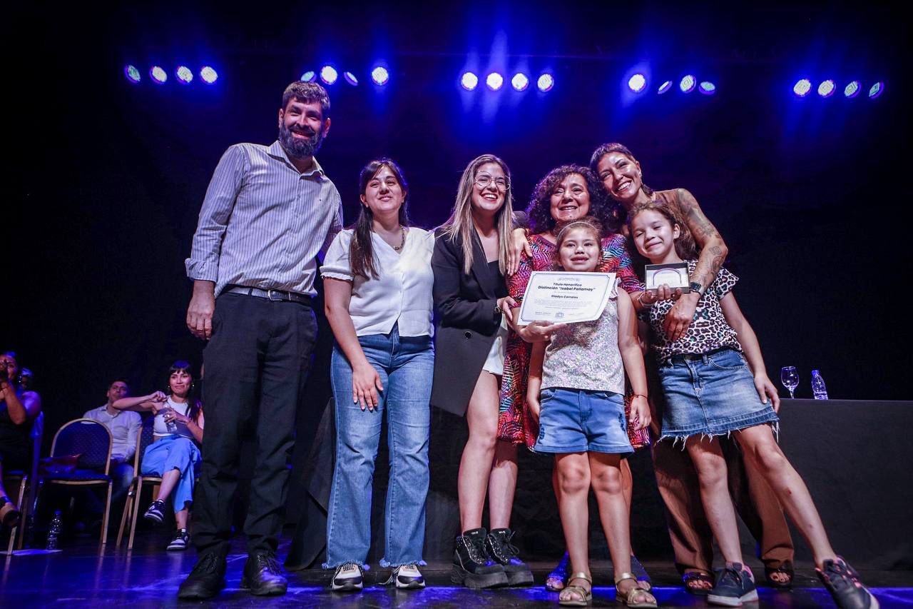 MAYRA EN LA ENTREGA DE DISTINTOS RECONOCIMIENTOS A VECINOS DE QUILMES
